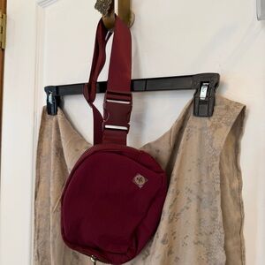 Travel SET! International Concepts NWT Beige/Silver Rayon Scarf + Berry Hipster